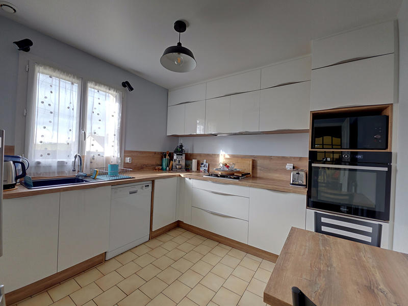 Maison - 92 m² - 6 pièces