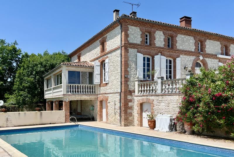 Maison - 330 m² - 11 pièces