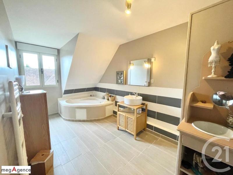 Maison - 216 m² - 8 pièces