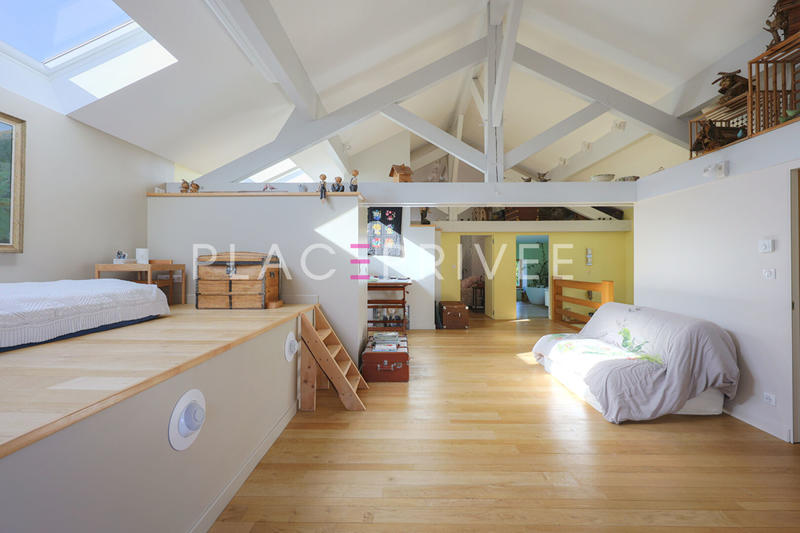 Maison - 300 m² - 12 pièces