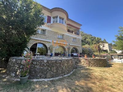 Propriété - 250 m² - 11 pièces