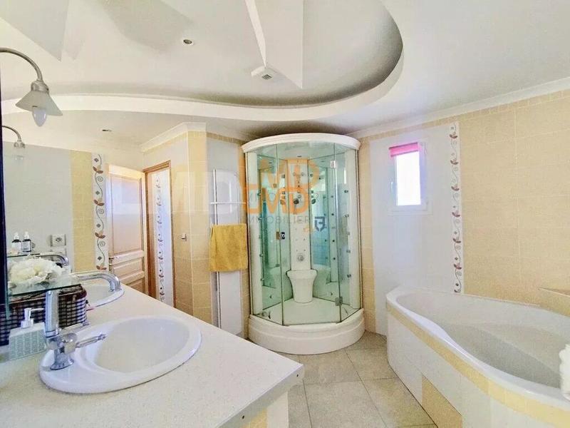 Propriété - 320 m² - 10 pièces