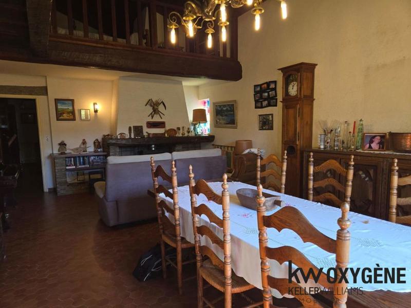 Maison - 250 m² - 6 pièces