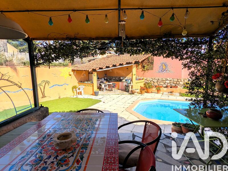 Maison - 222 m² - 8 pièces