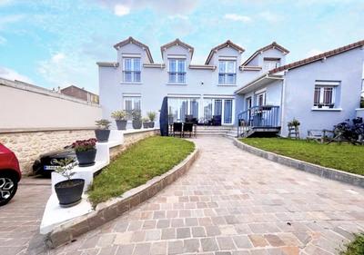 Maison - 246 m² - 9 pièces