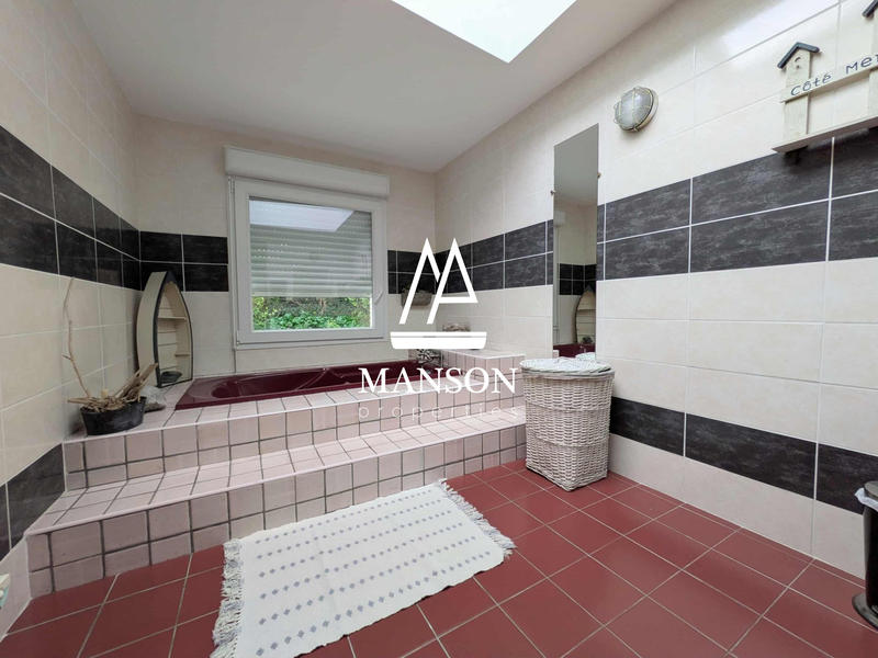 Maison traditionnelle - 386 m² - 10 pièces