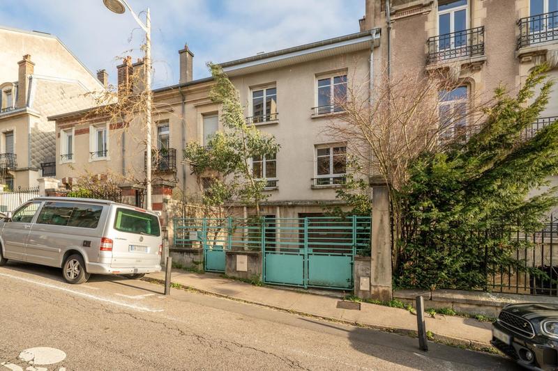 Maison - 226 m² - 10 pièces