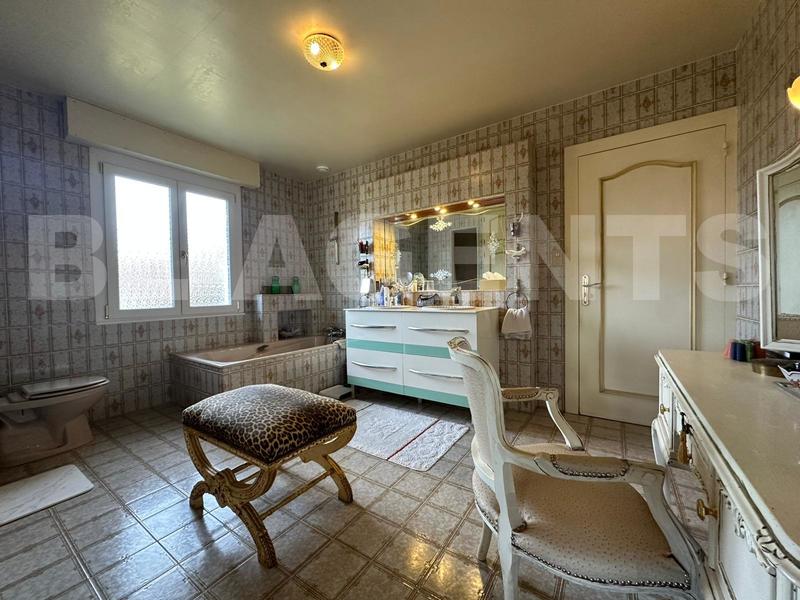 Maison - 270 m² - 8 pièces