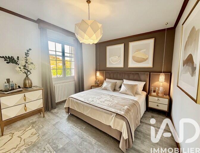 Maison - 262 m² - 7 pièces