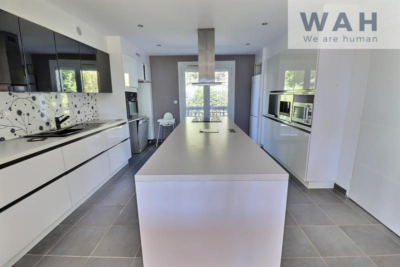 Maison - 233 m² - 10 pièces