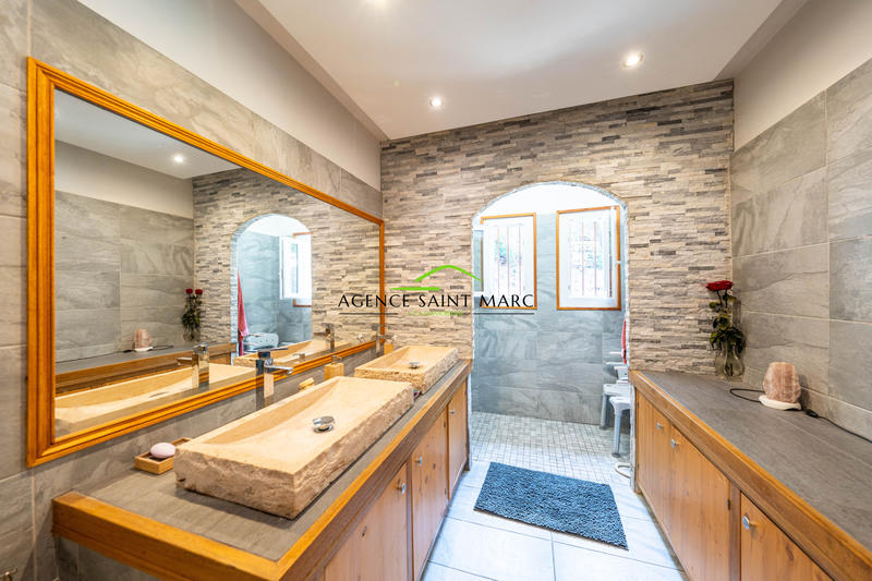 Maison - 208 m² - 5 pièces