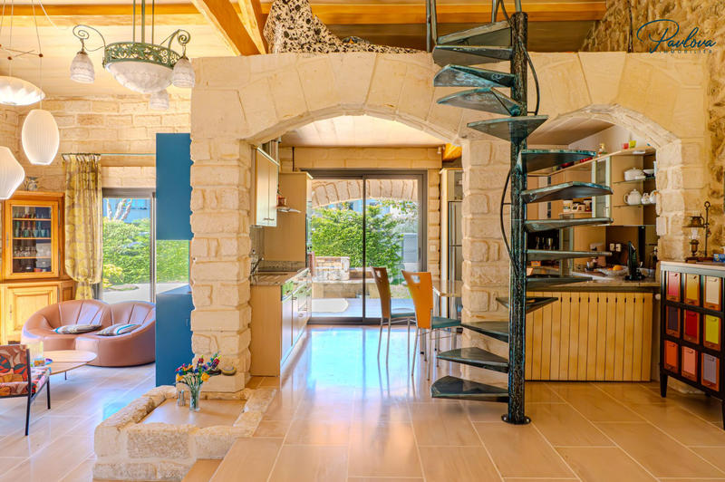 Maison traditionnelle - 280 m² - 6 pièces