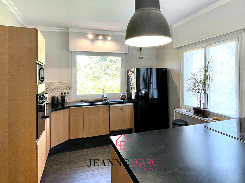 Maison - 219 m² - 7 pièces