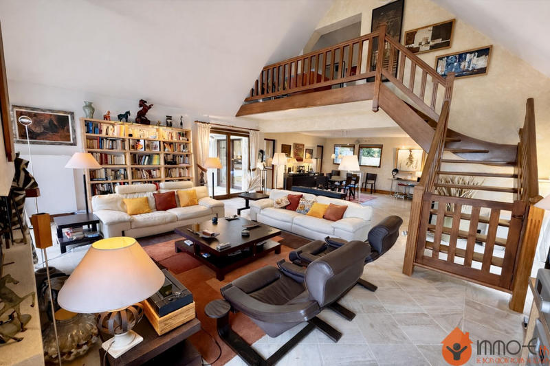 Maison - 261 m² - 7 pièces