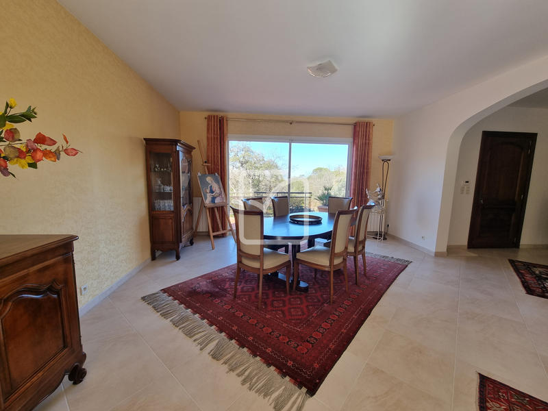 Propriété - 217 m² - 6 pièces