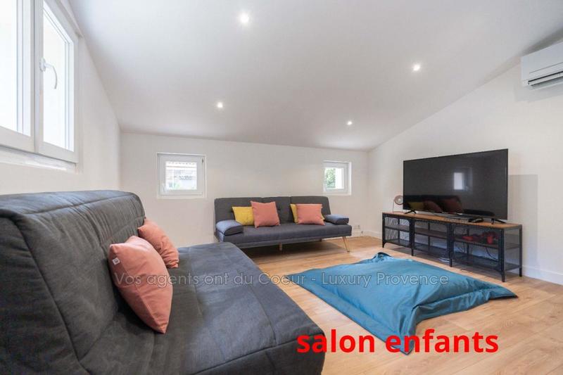 Propriété - 220 m² - 6 pièces