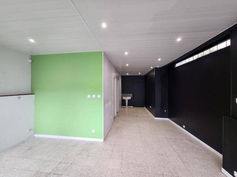 Magasins - 85 m² - 5 pièces