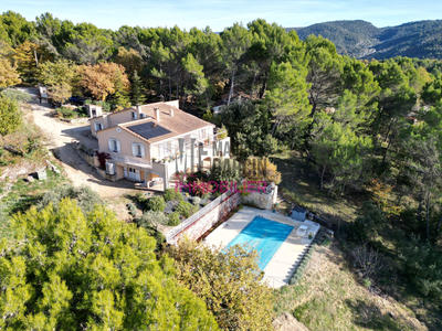 Maison - 233 m² - 5 pièces