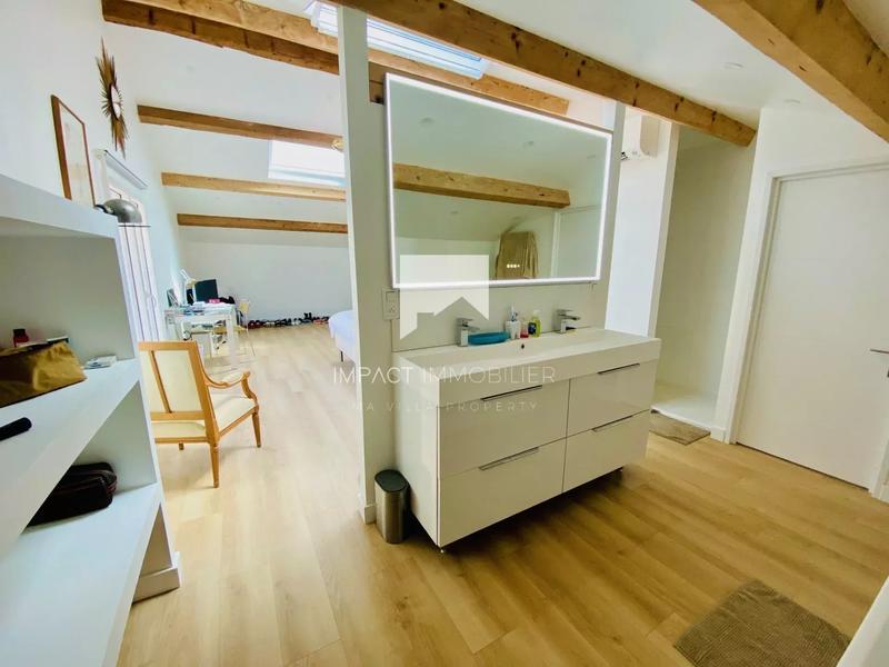 Maison - 230 m² - 6 pièces