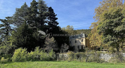 Propriété - 1 600 m² - 30 pièces