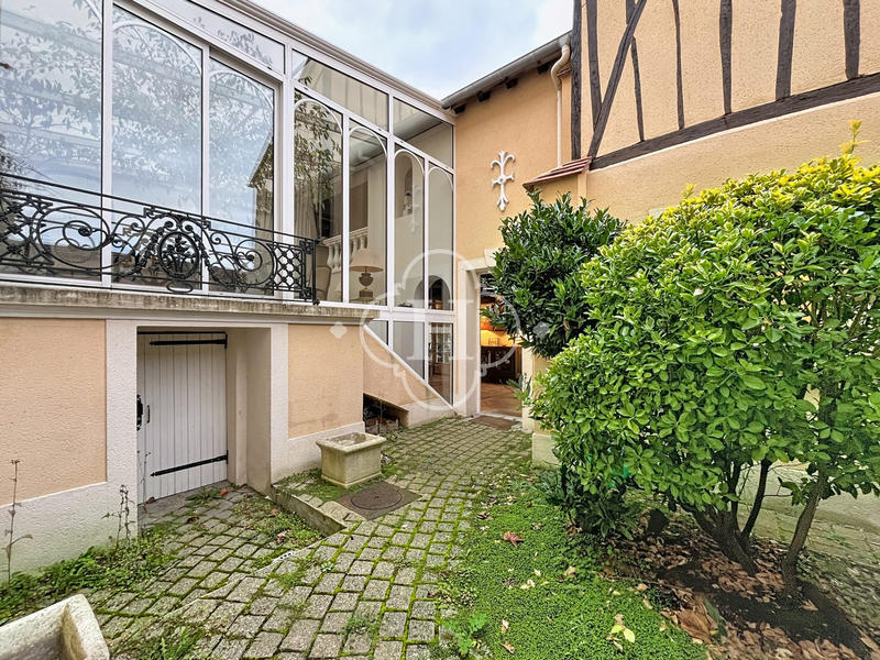 Maison - 230 m² - 8 pièces