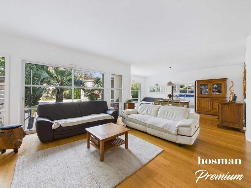 Maison - 220 m² - 6 pièces