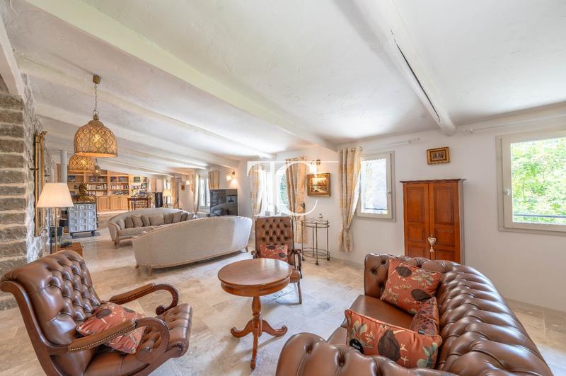 Maison - 397 m² - 12 pièces