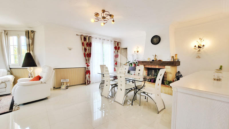 Maison - 270 m² - 8 pièces