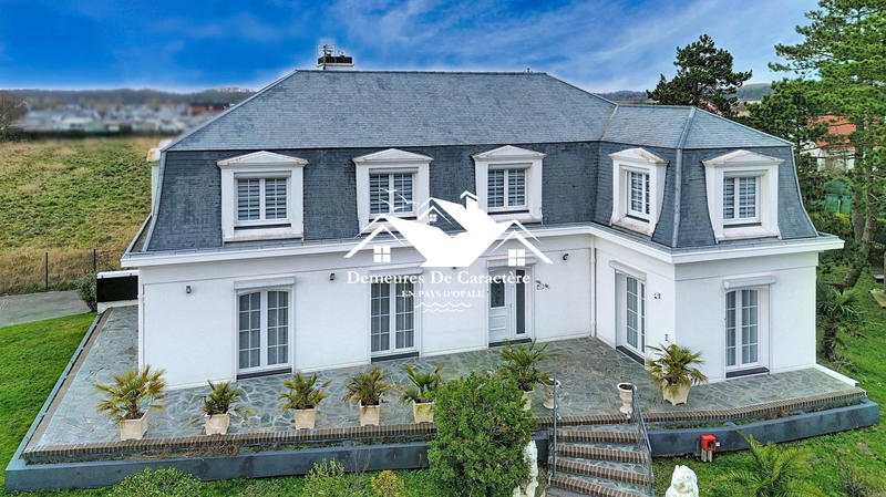 Maison - 230 m² - 9 pièces