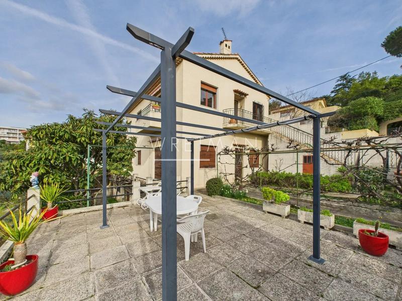 Appartement - 93 m² - 5 pièces