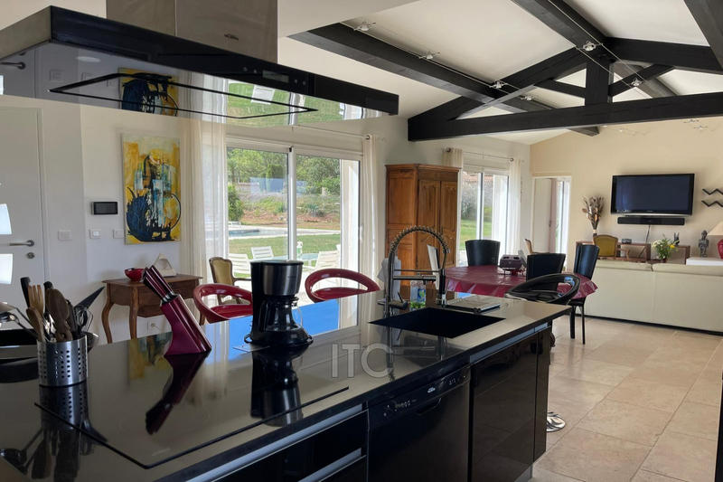 Villa - 220 m² - 5 pièces