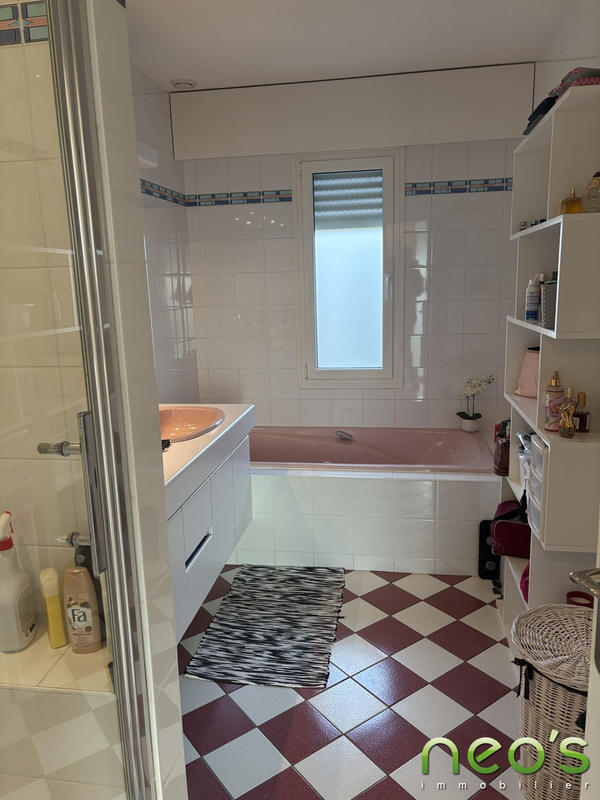 Villa - 216 m² - 9 pièces