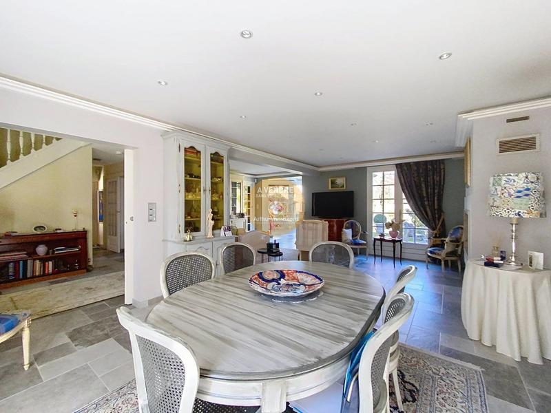 Maison - 181 m² - 7 pièces