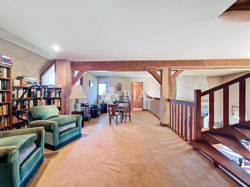 Maison traditionnelle - 247 m² - 10 pièces