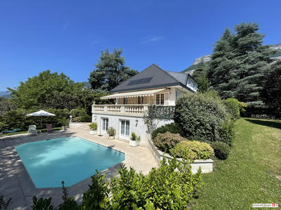 Villa - 249 m² - 9 pièces