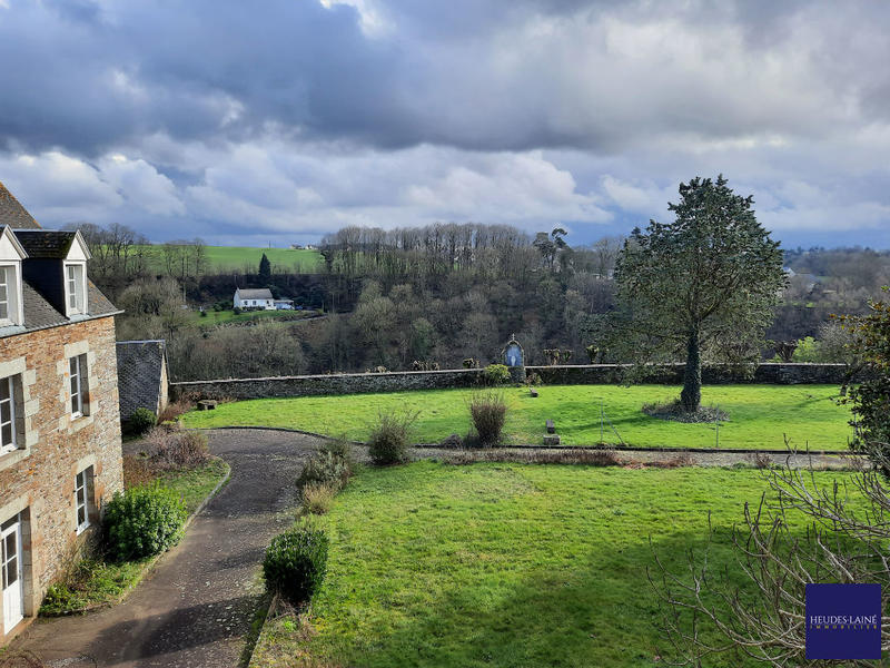 Maison - 2 260 m² - 65 pièces