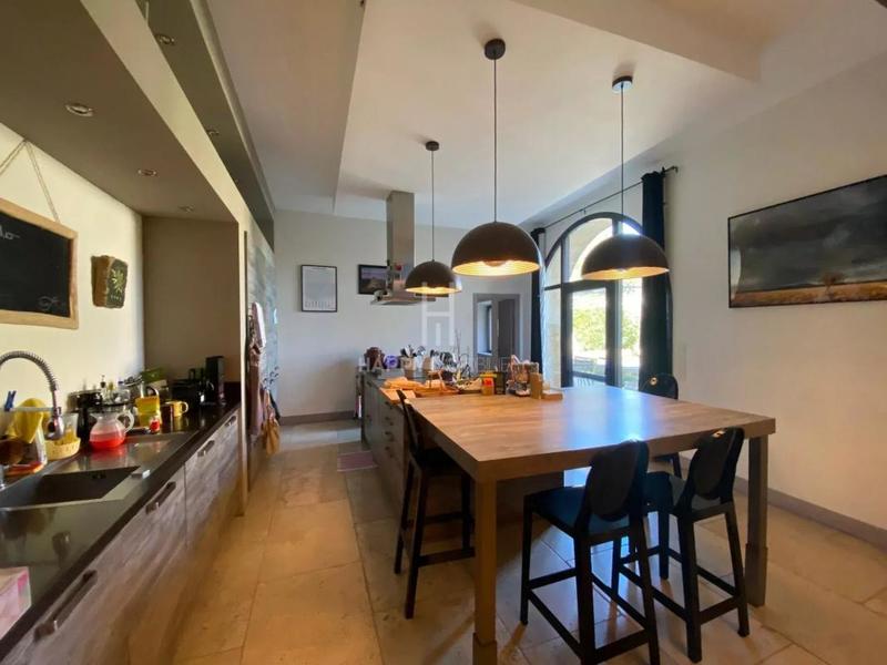 Mas - 300 m² - 8 pièces