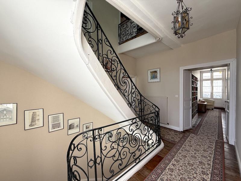 Maison - 238 m² - 7 pièces