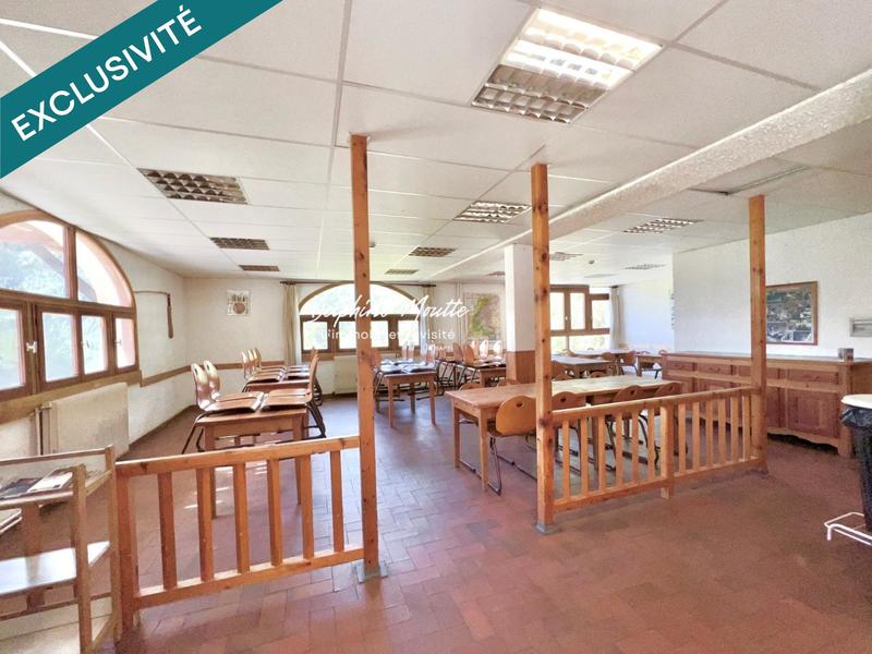 Local commercial - 1 610 m² - 46 pièces