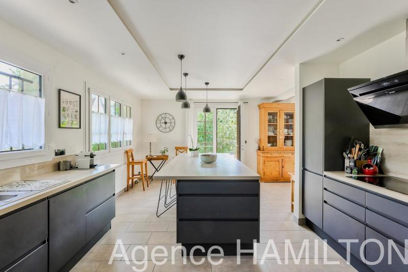 Maison - 250 m² - 8 pièces