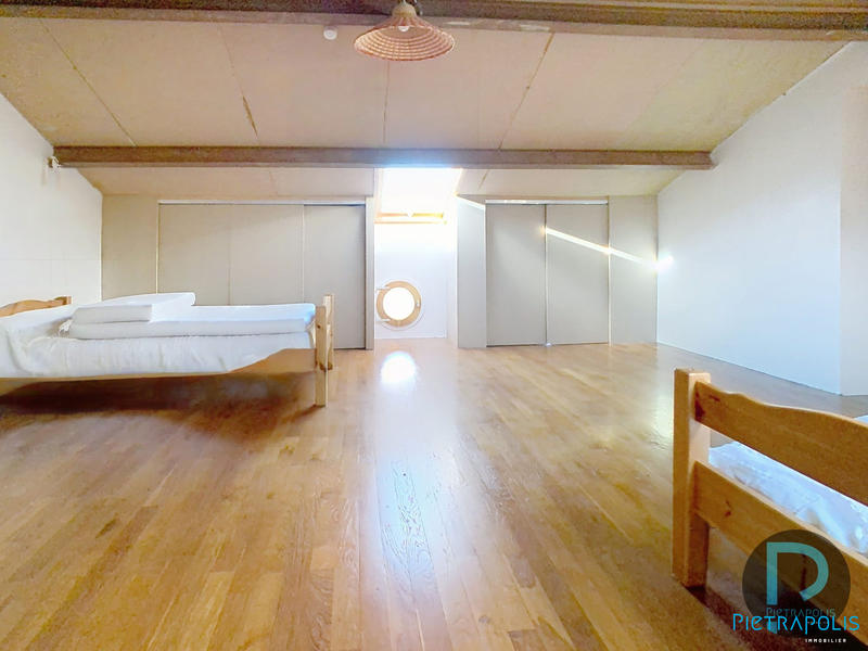 Maison - 201 m² - 8 pièces