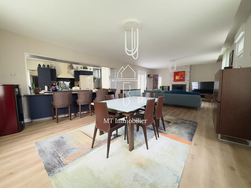 Maison - 280 m² - 9 pièces