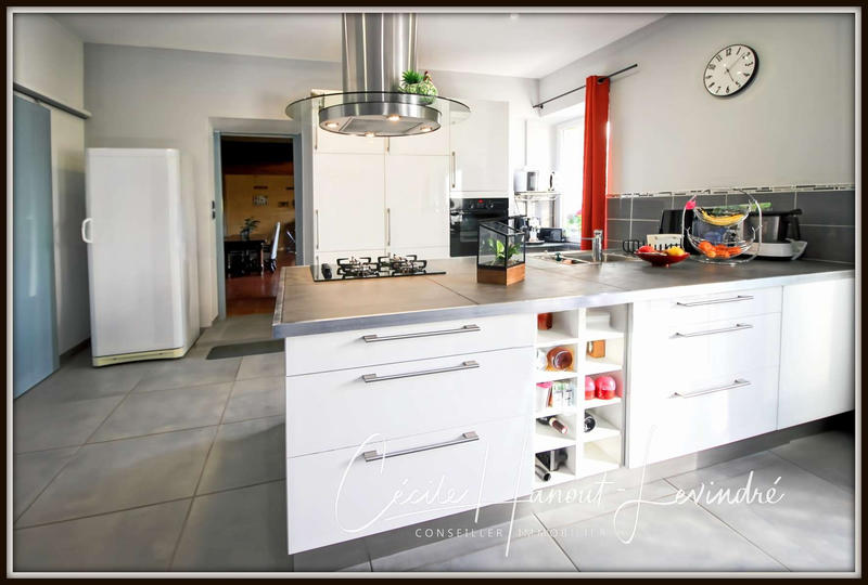 Maison - 202 m² - 9 pièces