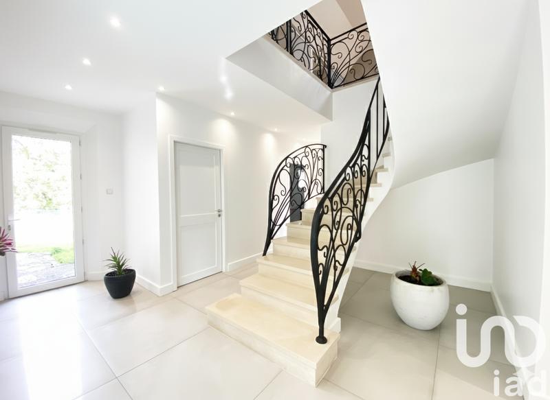 Maison - 260 m² - 8 pièces