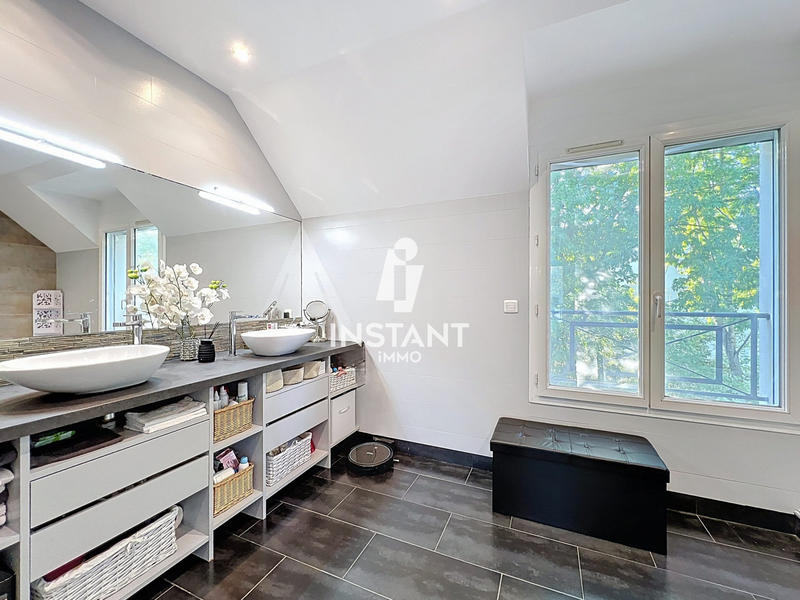 Villa - 238 m² - 9 pièces