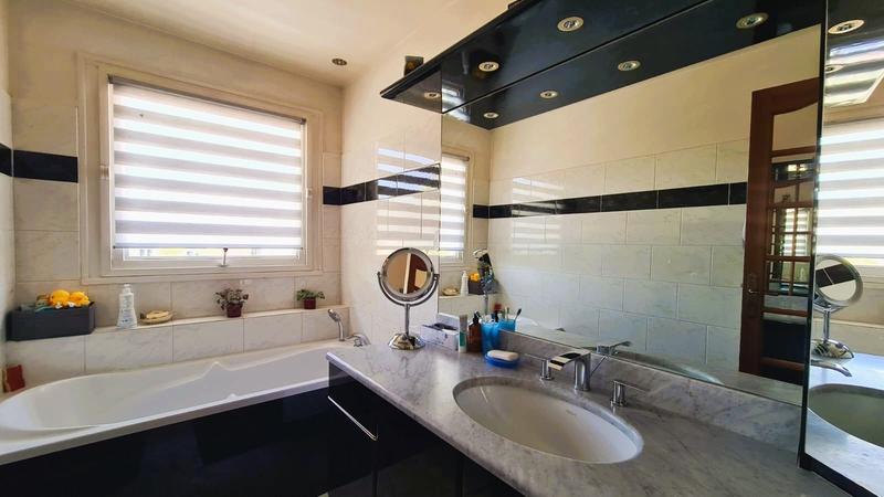 Maison traditionnelle - 188 m² - 8 pièces