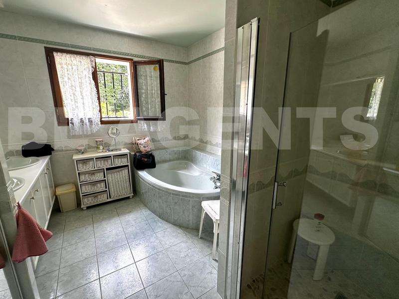 Maison - 233 m² - 9 pièces