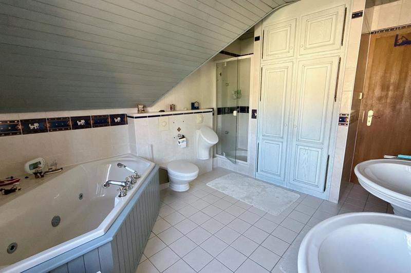 Maison - 216 m² - 8 pièces