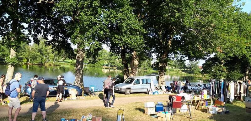 Vide grenier au bord de l'eau