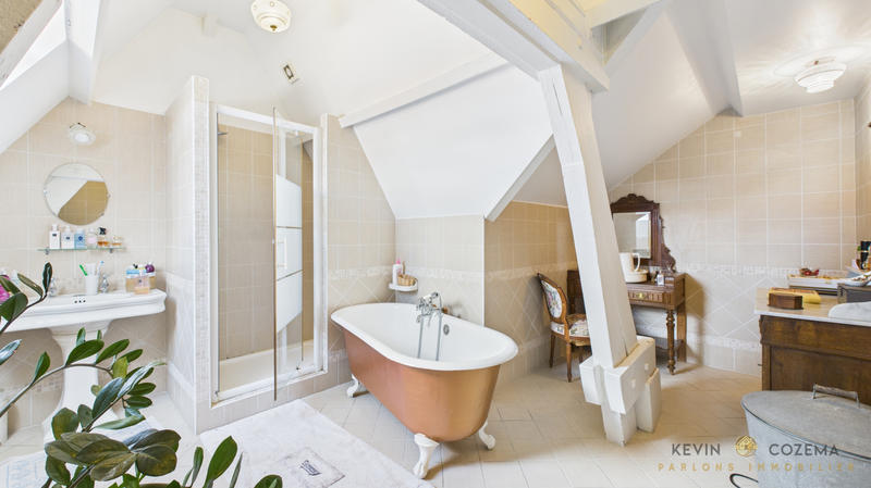 Maison - 212 m² - 10 pièces